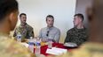 El secretario de Defensa, Pete Hegseth, se reúne con personal militar estadounidense en la Base Naval de la Bahía de Guantánamo el 25 de febrero de 2025.