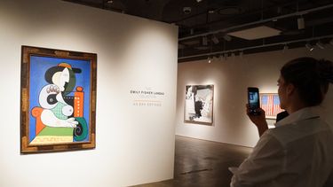 Visitantes observan la pintura de Pablo Picasso Femme á la montre que se subastará en noviembre como parte de la Colección Emily Fisher Landau. Barcelona organizó una exposición sobre los artistas Picasso y Joan Miró.