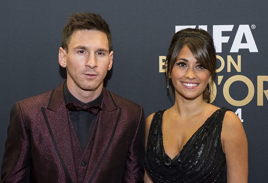 El jugador argentino junto a su pareja, Antonella Roccuzzo. (AP)