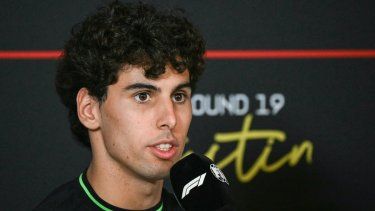 El piloto brasileño de Kick Sauber, Gabriel Bortoleto, habla durante una conferencia de prensa previa al Gran Premio de Fórmula Uno de Estados Unidos en el Circuito de las Américas en Austin, Texas, el 16 de octubre de 2025. El surgimiento de Gabriel Bortoleto, quien correrá en casa el 8 y 9 de noviembre de 2025 en el Gran Premio de Brasil, y del argentino Franco Colapinto ha dado un nuevo impulso a Latinoamérica en la Fórmula 1.