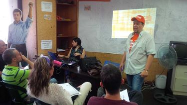 Jorge Machado (der.) es profesor de filosofía de la Universidad Central de Venezuela y activista fundador del partido Voluntad Popular.