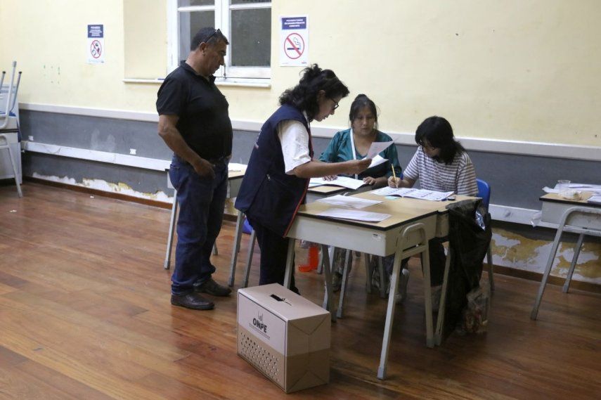 &nbsp;Jurados de votación realizaron el conteo de votos el domingo,12 de abril,, en el colegio Nuestra Señora de Guadalupe en Lima, Perú.