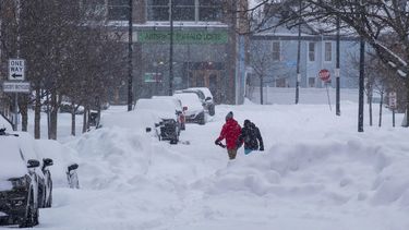 Fuertes tormentas de invierno interrumpen el tránsito y azotan a EEUU