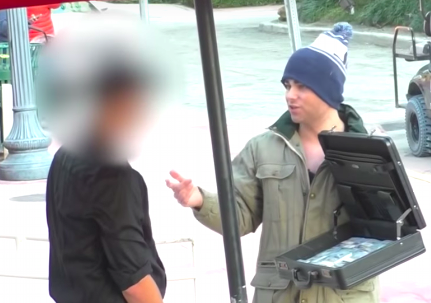 El youtuber sorprendió al camarero cuando le mostró una maleta llena de dinero. 