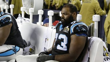 En esta fotografía de archivo del 7 de febrero de 2016, el atleta Michael Oher de los Panthers de Carolina observa desde el banco durante la segunda mitad del partido de fútbol americano Super Bowl 50 de la NFL en Santa Clara, California.&nbsp;
