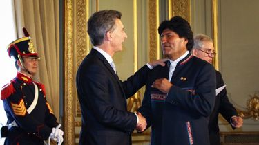 Los presidentes de Bolivia, Evo Morales (der.), y de&nbsp;Argentina, Mauricio Macri, sostienen un encuentro en Buenos Aires.