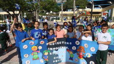 Niños y niñas de diversas escuelas públicas del condado de Miami-Dade participaron activamente, confeccionando pancartas sobre la prevención del abuso infantil. 