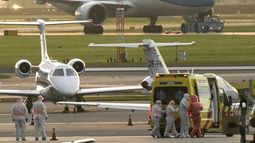 Una persona con un traje de protección contra materiales peligrosos (2R) es escoltada a una ambulancia desde un avión medicalizado que supuestamente transportaba a algunos de los pasajeros del crucero MV Hondius, presuntamente infectado con hantavirus, en el aeropuerto de Schiphol, cerca de Ámsterdam, el 6 de mayo de 2026. Una persona con un traje de protección contra materiales peligrosos (2R) es escoltada a una ambulancia desde un avión medicalizado que supuestamente transportaba a algunos de los pasajeros del crucero MV Hondius, presuntamente infectado con hantavirus, en el aeropuerto de Schiphol, cerca de Ámsterdam, el 6 de mayo de 2026.