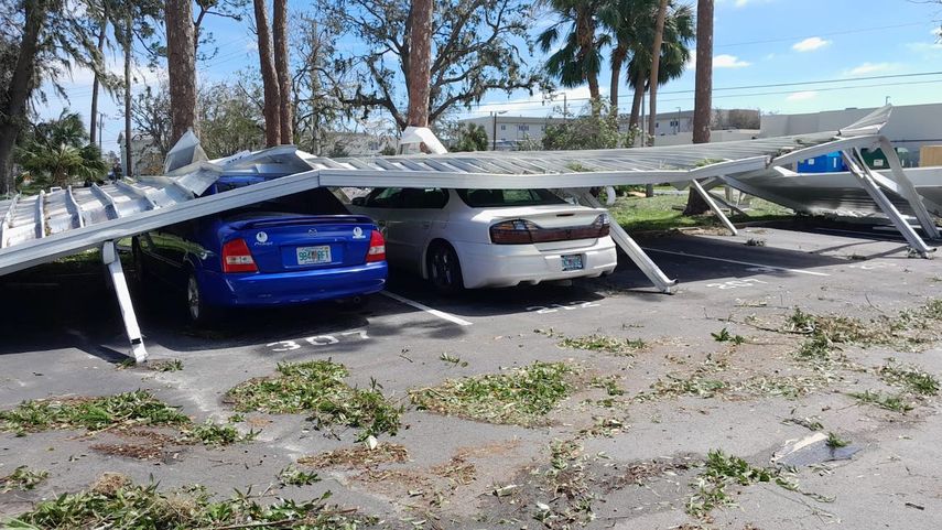 Varios autos dañados por un trozo de techo.&nbsp;