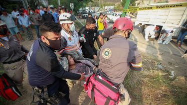 Rescatistas trasladan a una mujer herida en el accidente de un camión con migrantes en una autopista en Tuxtla Gutiérrez, en el estado de Chiapas, México, el 9 de diciembre de 2021.
