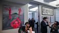 Los visitantes llegan para la inauguración de un pabellón de protesta de Hong Kong en el nuevo Museo Conmemorativo de Tiananmen en Nueva York el 3 de junio de 2023.