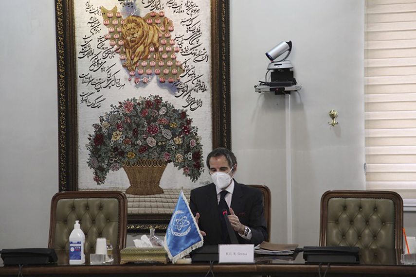 El director general del Organismo Internacional de Energía Atómica, el argentino Rafael Mariano Grossi, habla durante una reunión con Alí Akbar Salehi, jefe del programa nuclear civil iraní, el domingo 21 de febrero de 2021, en Teherán, Irán.&nbsp;