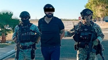 Esta fotografía, difundida por la Guardia Nacional Mexicana, muestra a Juan Carlos Félix Gastélum, conocido como El Chavo, yerno de Ismael El Mayo Zambada, escoltado por oficiales de la Guardia Nacional Mexicana en el municipio de Quila, al sur de Culiacán, Sinaloa, México, el 18 de enero de 2025.