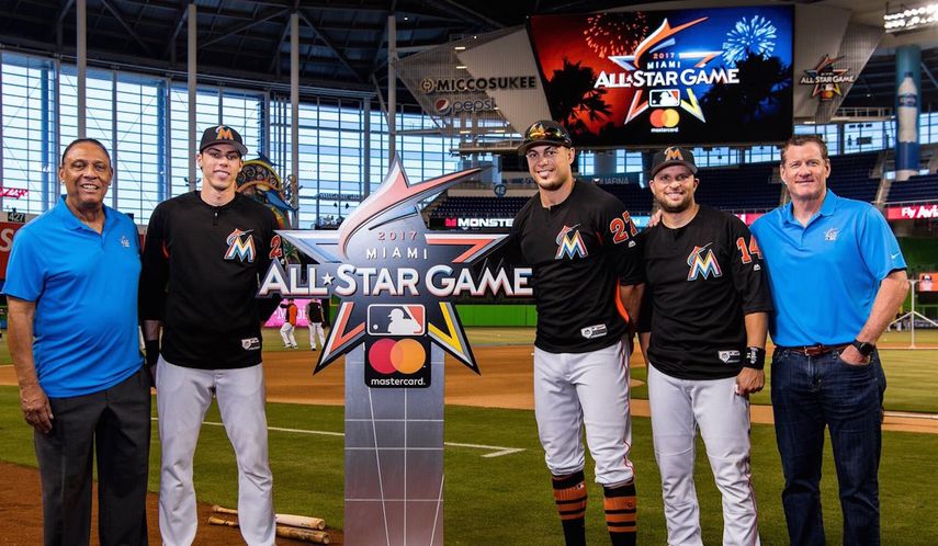 Los cinco embajadores del evento posando en el Marlins Park.