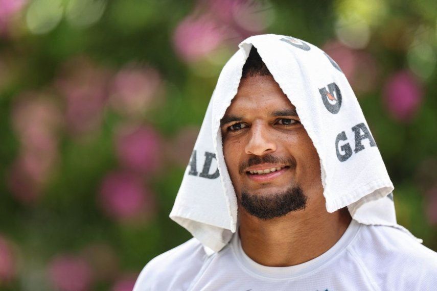 El jugador Minkah Fitzpatrick, de los Dolphins de Miami, conversa con la prensa en el Baptist Health Training Complex, el 28 de julio de 2025.