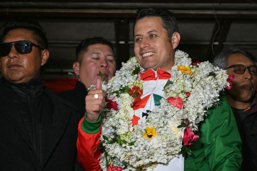 El candidato a vicepresidente de Bolivia por el Partido Demócrata Cristiano (PDC), Edman Lara, saluda con el pulgar hacia arriba a sus partidarios durante un mitin un día después de los resultados de las elecciones presidenciales en La Paz, Bolivia, el 18 de agosto de 2025.