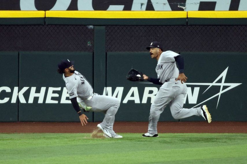 &nbsp;Trent Grisham #12 de los Yankees de Nueva York atrapa un elevado mientras Jasson Domínguez #24 de los Yanquis de Nueva York retrocede en la séptima entrada contra los Rangers de Texas en el Globe Life Field el 5 de agosto de 2025 en Arlington, Texas.&nbsp;