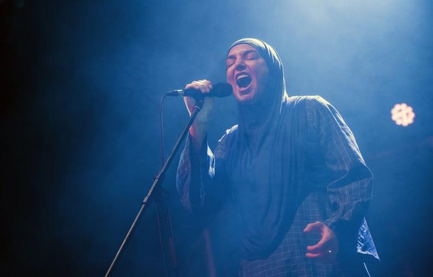 La cantante irlandesa Sinead OConnor en el escenario del Akvarium Klub en Budapest, Hungría, el 9 de diciembre de 2019.&nbsp;