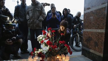 Varias personas depositan flores y velas por las víctimas del atentado terrorista ocurrido en el metro de&nbsp;San&nbsp;Petersburgo.