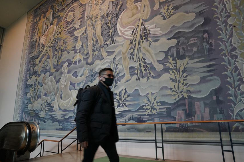 Un hombre pasa junto a un tapiz en las Naciones Unidas el 3 de noviembre de 2021 en Nueva York.