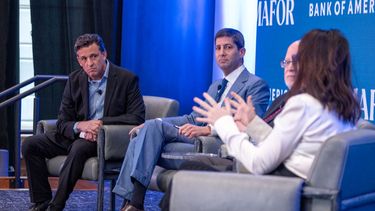 Kevin Warsh (centro), el exgobernador del Banco Central designado por el presidente Donald J. Trump para dirigir la Reserva Federal.