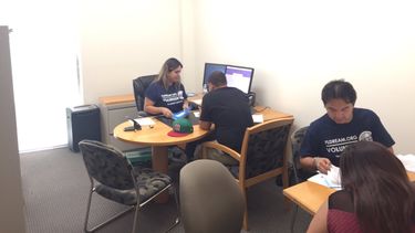 Los voluntarios de la clínica legal abierta para los dreamers en la FIU, en Miami, les ayudaron a rellenar los formularios y los asesoraron en todos los pasos del proceso de renovación de DACA.