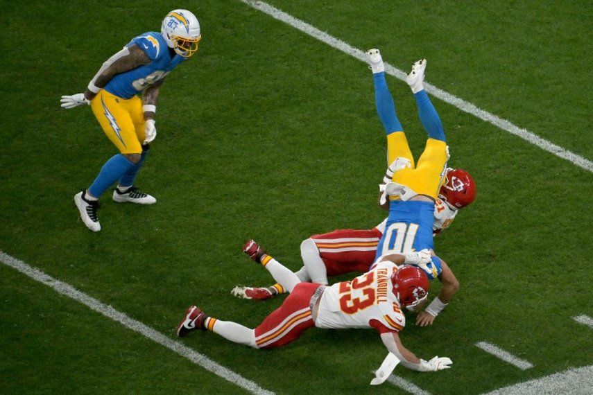 El mariscal de campo número 10 de Los Angeles Chargers, Justin Herbert, es tackleado por el linebacker número 23 de Kansas City Chiefs, Drue Tranquill, y el safety número 21 de Kansas City Chiefs, Jaden Hicks, durante el partido de la NFL entre Kansas City Chiefs y Los Angeles Chargers en el estadio Neo Química Arena en São Paulo, Brasil, el 5 de septiembre de 2025.