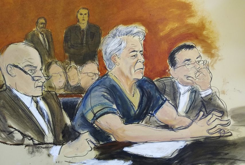 Este bosquejo de un artista de corte muestra al acusado Jeffrey Epstein, centro, al lado de su abogados Martin Weinberg, izquierda, y Marc Fernich durante su audiencia de instrucción de cargos en una corte federal de Nueva York, el lunes 8 de julio del 2019.