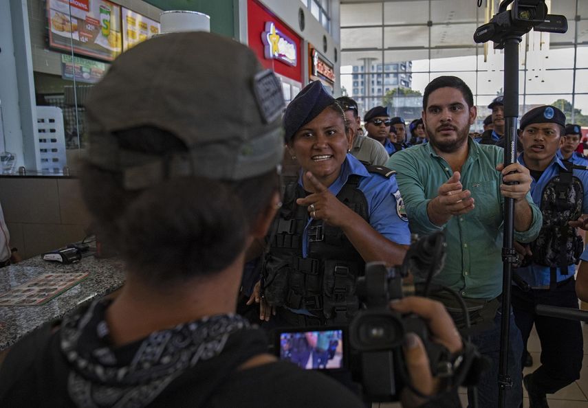 Con actitud amenazante una agente de la policía del régimen sandinista se dirige a la camarógrafa de la agencia de noticia EFE, que daba cobertura al piquete exprés de la oposición en Nicaragua. 