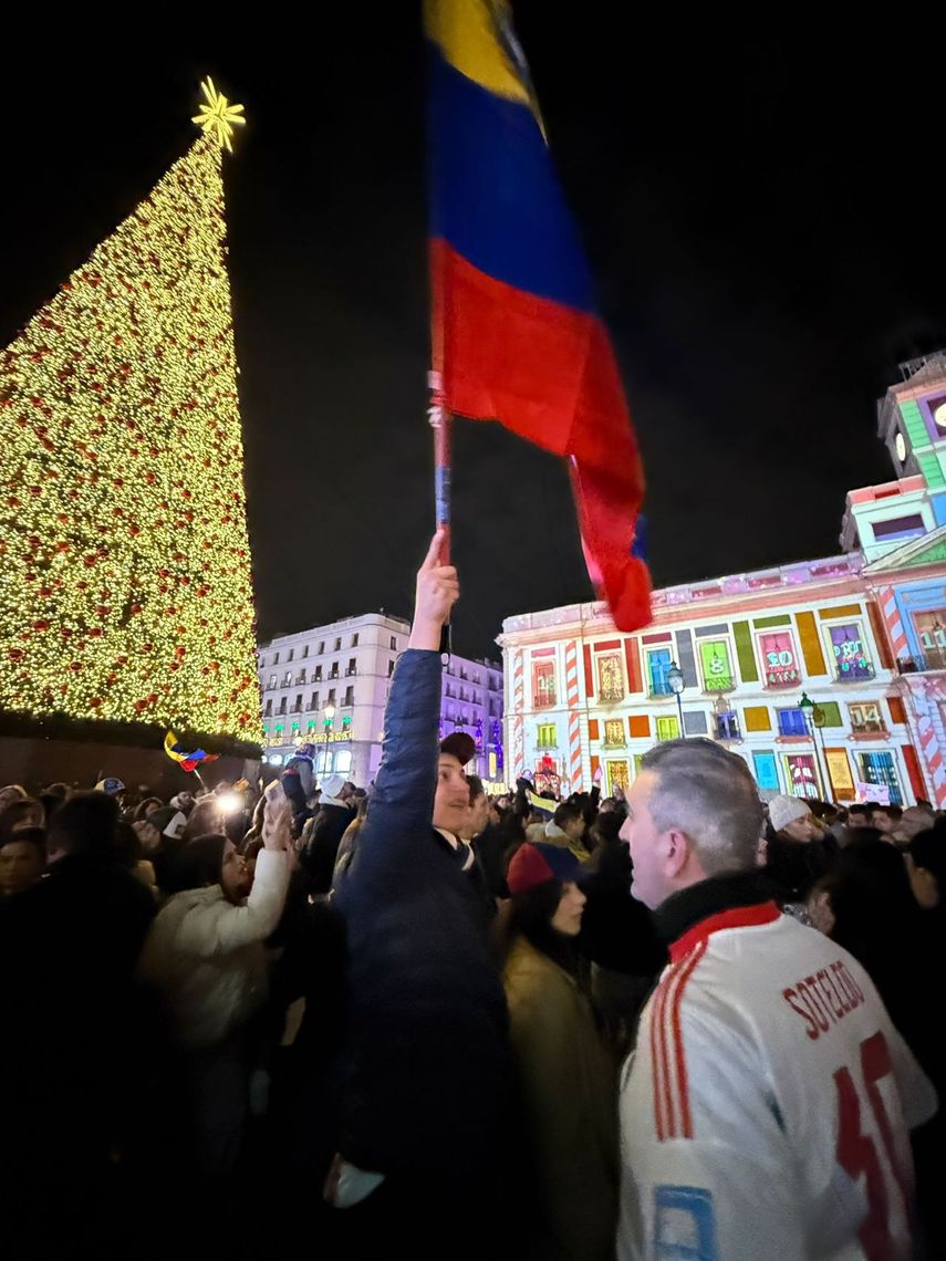 Miles de venezolanos se congregaron en la Puerta del Sol, en Madrid, España, para celebrar la caída del depuesto gobernante Nicolás Maduro.