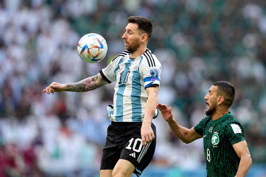 Lionel Messi, de Argentina, disputa el balón en medio del desafío inaugural de su selección en el Mundial de Catar, el martes 22 de noviembre de 2022.