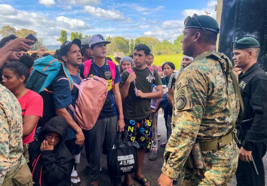 Migrantes hablan con miembros del Servicio Nacional de Fronteras de Panamá mientras intentan cruzar la frontera entre Panamá y Costa Rica mientras intentan regresar a Venezuela, en Paso Canoas entre la frontera de Panamá y Costa Rica el 11 de febrero de 2025.&nbsp;&nbsp;