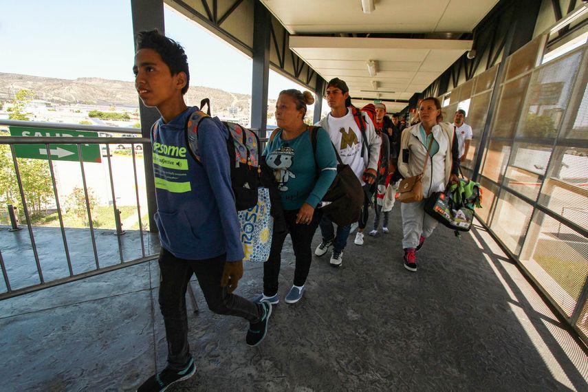 Migrantes centroamericanos cruzan hacia Estados Unidos desde la línea ubicada en la ciudad del El Chaparral, en la fronteriza Tijuana (México).