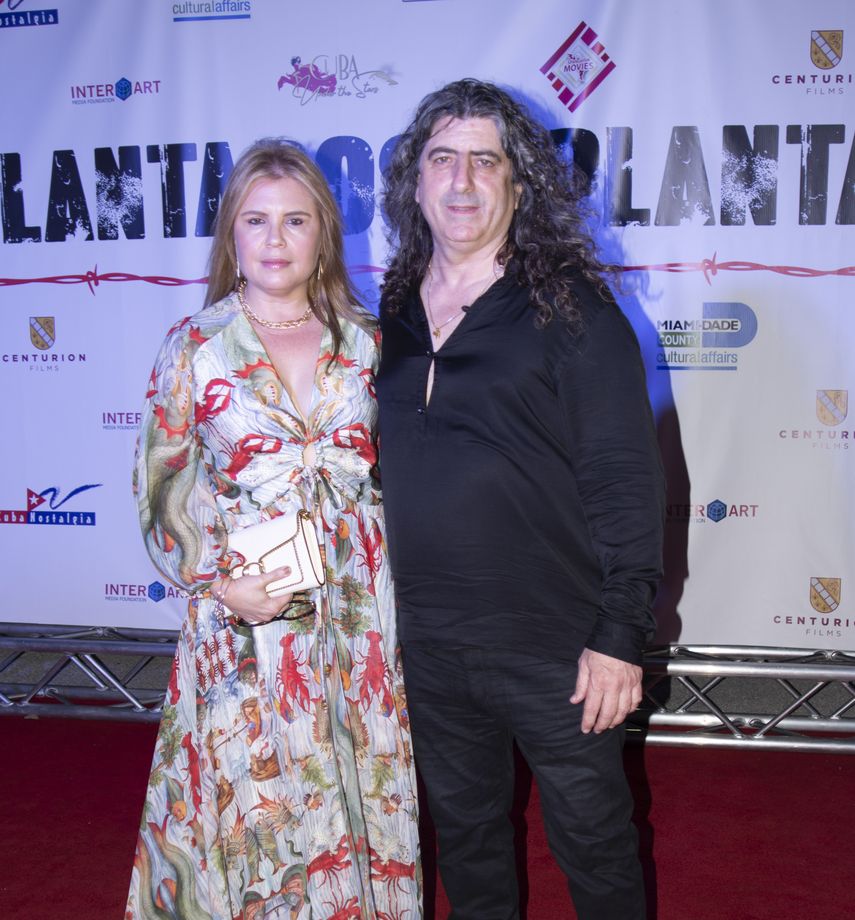 El cineasta cubano Lilo Vilaplana, junto a su esposa, posa en el estreno en Miami de su película Plantados.&nbsp;