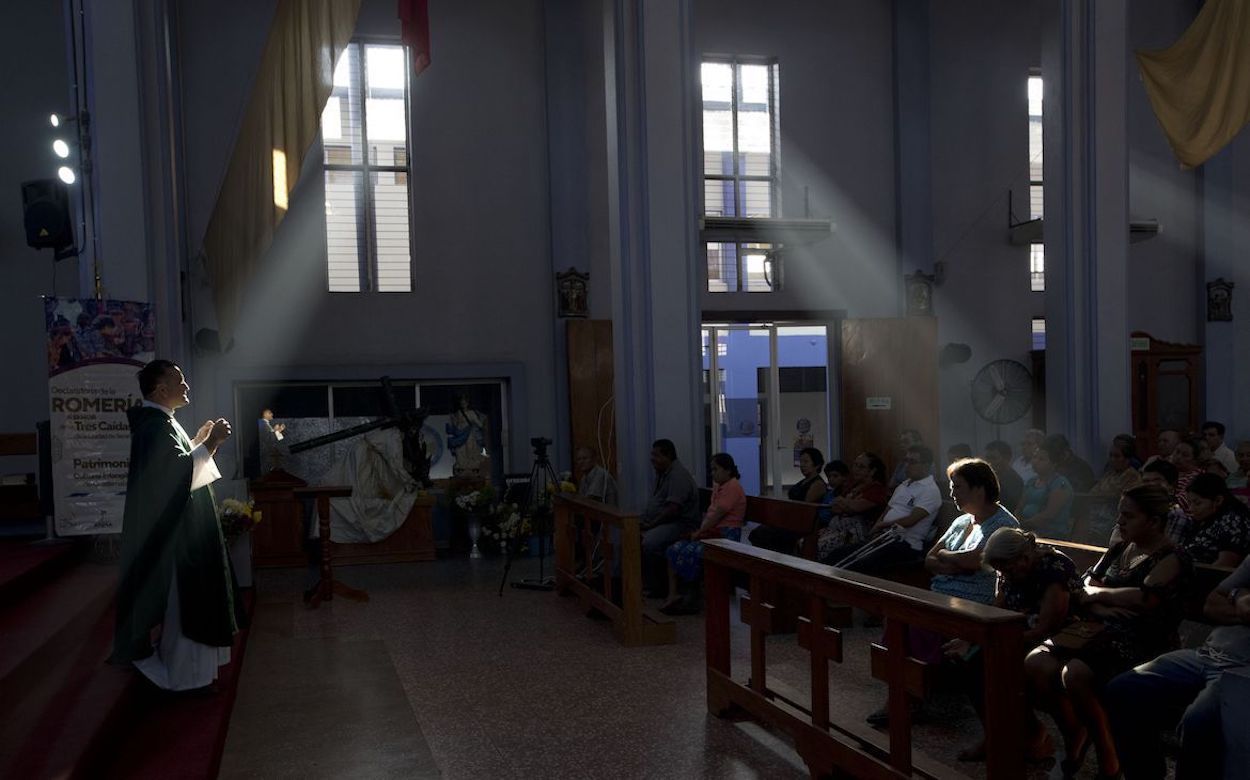 En esta imagen de archivo, tomada el 20 de junio de 2019, el sacerdote Fernando Cuevas (izquierda), de los misioneros scalabrinianos, oficia una misa en una iglesia en Tecún Umán, Guatemala, en la frontera con México. En esta imagen de archivo, tomada el 20 de junio de 2019, el sacerdote Fernando Cuevas (izquierda), de los misioneros scalabrinianos, oficia una misa en una iglesia en Tecún Umán, Guatemala, en la frontera con México.