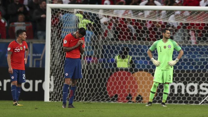 El Gobierno de Chile ofrece protección al guardameta, quien decidió cerrar su cuenta en la red social Instagram.