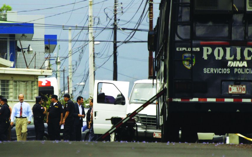 Miembros de la policía costarricense en un operativo en San José, la capital