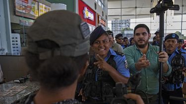 Con actitud amenazante una agente de la policía del régimen sandinista se dirige a la camarógrafa de la agencia de noticia EFE, que daba cobertura al piquete exprés de la oposición en Nicaragua. 