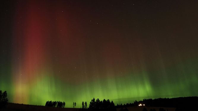Una aurora boreal es vista en el cielo nocturno el jueves 10 de octubre de 2024, en Moscow, Idaho.&nbsp;