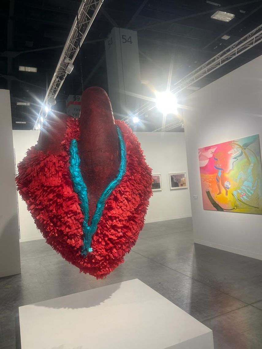 Pieza, en representación de un corazón humano, en exhibición en Art Basel Miami Beach 2023.
