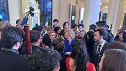 La Reina Sofía comparte con los asistentes en un evento en la Torre de la Libertad, en Miami. La Reina Sofía comparte con los asistentes en un evento en la Torre de la Libertad, en Miami.