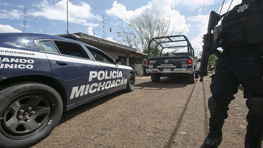 Policías vigilan el lugar donde fue asesinado el candidato a alcalde Alejandro Chávez Zavala