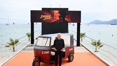 El actor estadounidense Harrison Ford posa durante una sesión fotográfica para la película Indiana Jones and the Dial of Destiny durante la 76ª edición del Festival de Cine de Cannes en Cannes, sur de Francia, el 18 de mayo de 2023.