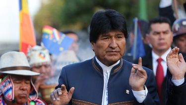 Autoridades bolivianas esperan que el presidente Evo Morales (al centro) pueda regresar al país en apenas cinco o seis días, aunque cirugías como la que le realizarán conllevan hasta dos semanas de recuperación.