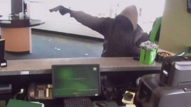 El sospechoso sacó una pistola durante el robo, disparó en varias oportunidades&nbsp;y pidió dinero a un cajero, según relataron las autoridades.