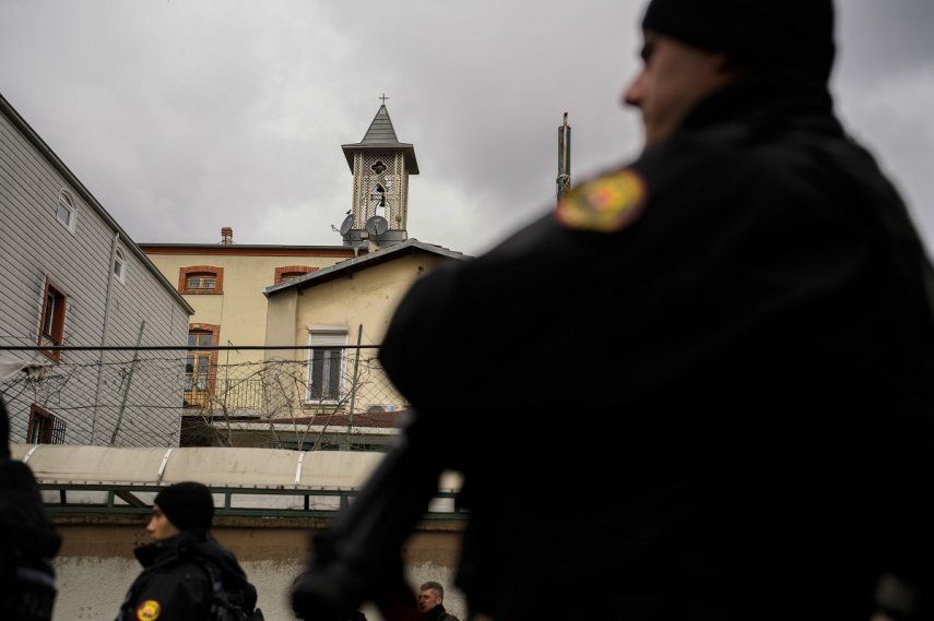 Policías turcos montan guardia ante una zona acordonada ante la iglesia de Santa María, en Estambul, Turquía, el domingo 28 de enero de 20214. Dos personas enmascaradas atacaron una iglesia en Estambul y mataron a una persona.&nbsp;