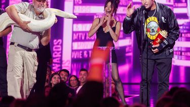 Sarah Shahi y Sean Poopies McInerney en el escenario durante los MTV Movie & TV Awards 2022&nbsp;en Barker Hangar, el 5 de junio de 2022 en Santa Monica, California.