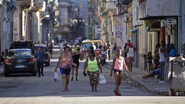 En la Isla existen dos mundos. Uno lo comanda el planeta Granma [órgano oficial del Partido Comunista], que junto a sus satélites noticiosos, son expertos en vender humo y en disfrazar la ineficiencia estatal. El otro es la vida real, muy diferente a la presentada en los medios oficiales.