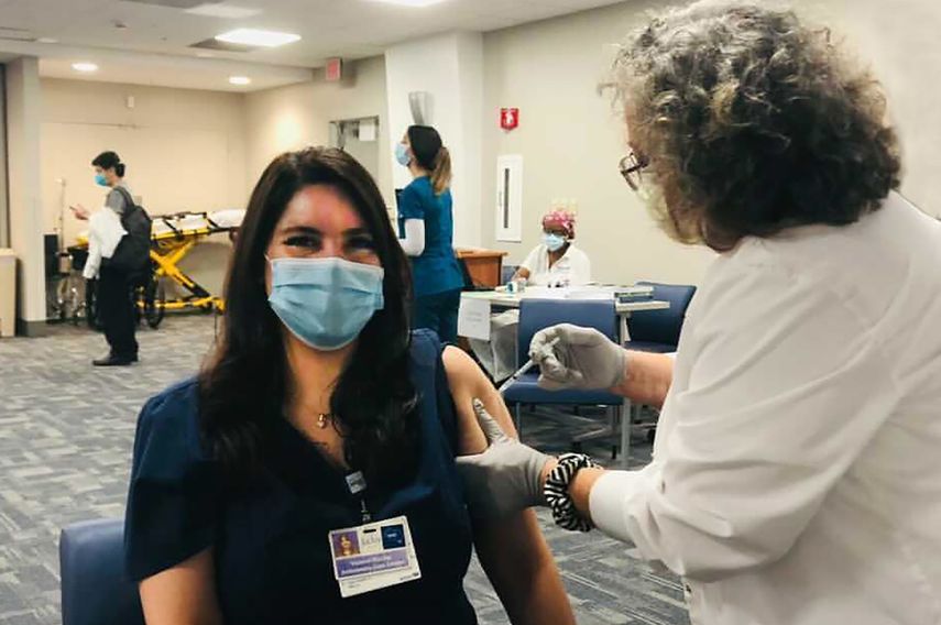 Personal sanitario es vacunado en el Jackson Memorial Hospital, en Miami.