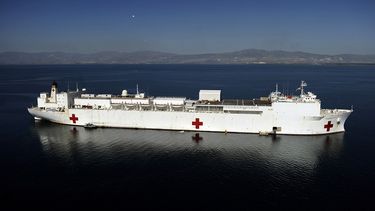 El buque hospital USNS Comfort, de la Marina de Guerra estadounidense también ha participado en misiones humanitarias, como la recuperación de Haití tras el terremoto que devastó al país en 2010.
